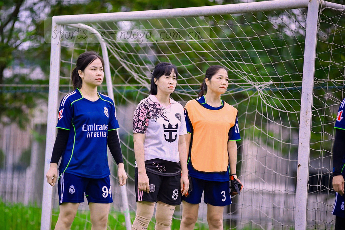 夜场比赛记分牌数字背光特写，数字发亮、背景深暗